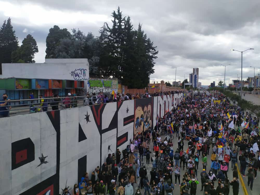 Avanza por la Calle 26 la marcha del #ParoNacional21S con destino a la Plaza de Bolívar.