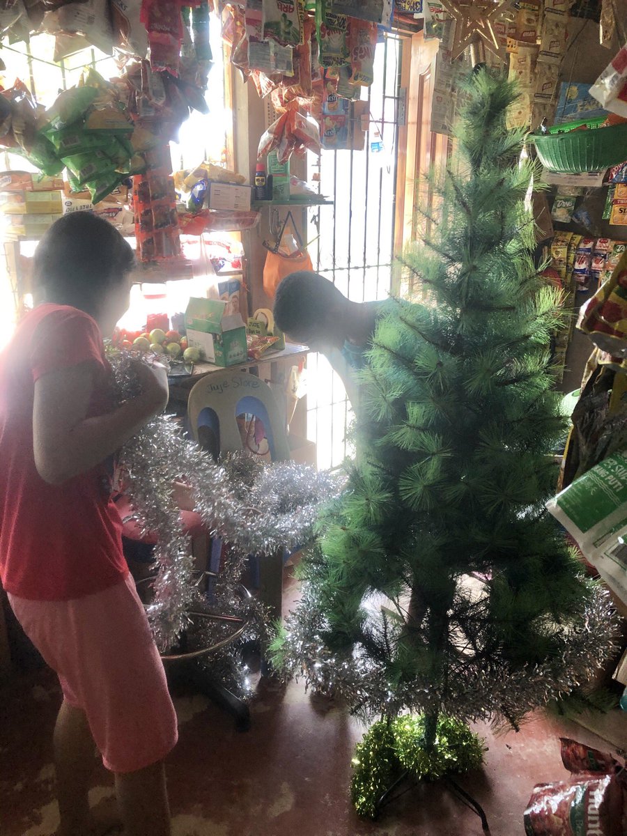 SanshinriderJO's tweet photo. 🇵🇭クリスマス🎄シーズンに入りましたので、昨年同様🎄店内で展示します😁
妻🇵🇭の双子の兄弟に設置頼みました😊
#フィリピン #セブ #JUJE #サリサリストア #クリスマストゥリー #設置 #準備 https://t.co/nX15qRKzrq