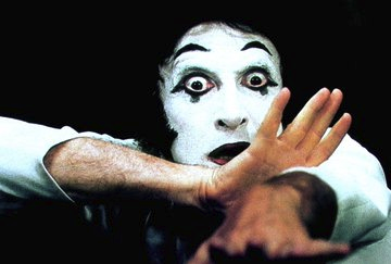 la pantomima y formó una academia de mimos, en 1949, la Compañía de Mimo Marcel Marceau.En Alemania obtuvo sus primeros éxitos importantes, que le permitieron vivir de su arte, y las giras por Estados Unidos y Japón terminaron de consolidar su carrera.