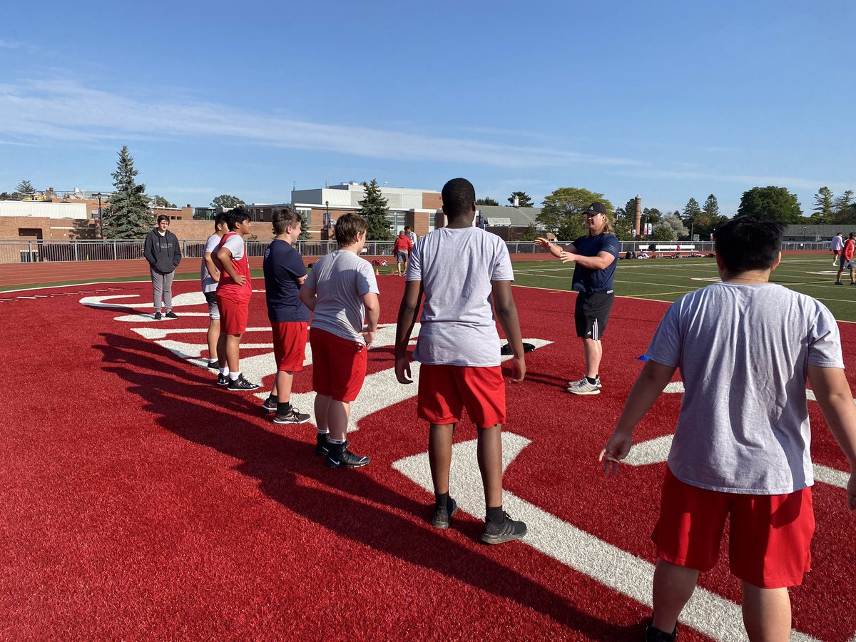 standrews1899's tweet photo. CFL player and SAC alumni Peter Godber ‘13 guest coaching U16 football players. #SACathletics #oldboysofsac https://t.co/pOiDIMnMgs