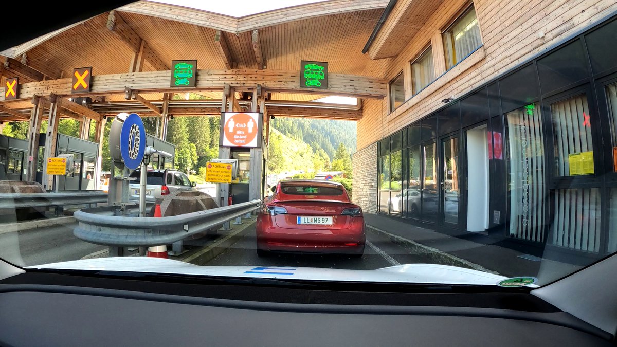 Met up with  @nopsledge and his wife. (The white Model 3 Performance.)Time to mount a GoPro on  @Spartacus_5 cars fender.The toll for the High Alpine Road is 10€ less for EVs!