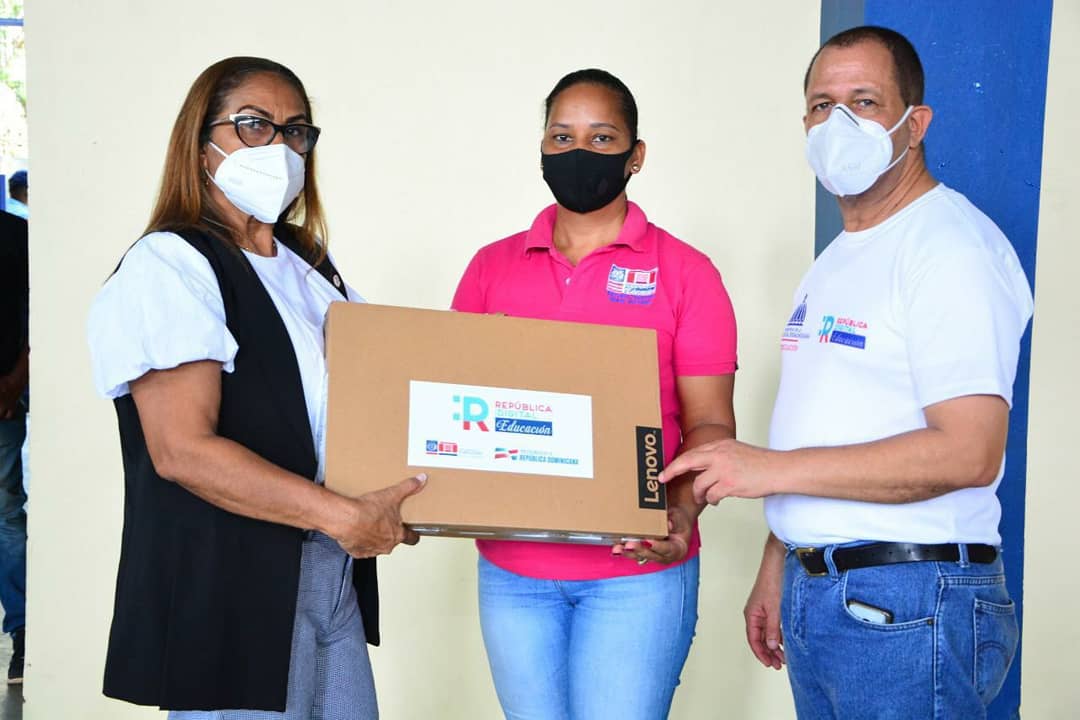 regional7mineRD's tweet photo. La Gobernadora Provincial, Xiomara Cortés y la Directora Regional, Mariel Santos Mora, encabezaron el acto realizado en el polideportivo de la Universidad Católica Nordestana bajo las medidas de bioseguridad establecidas. https://t.co/YmJtxBCLDP