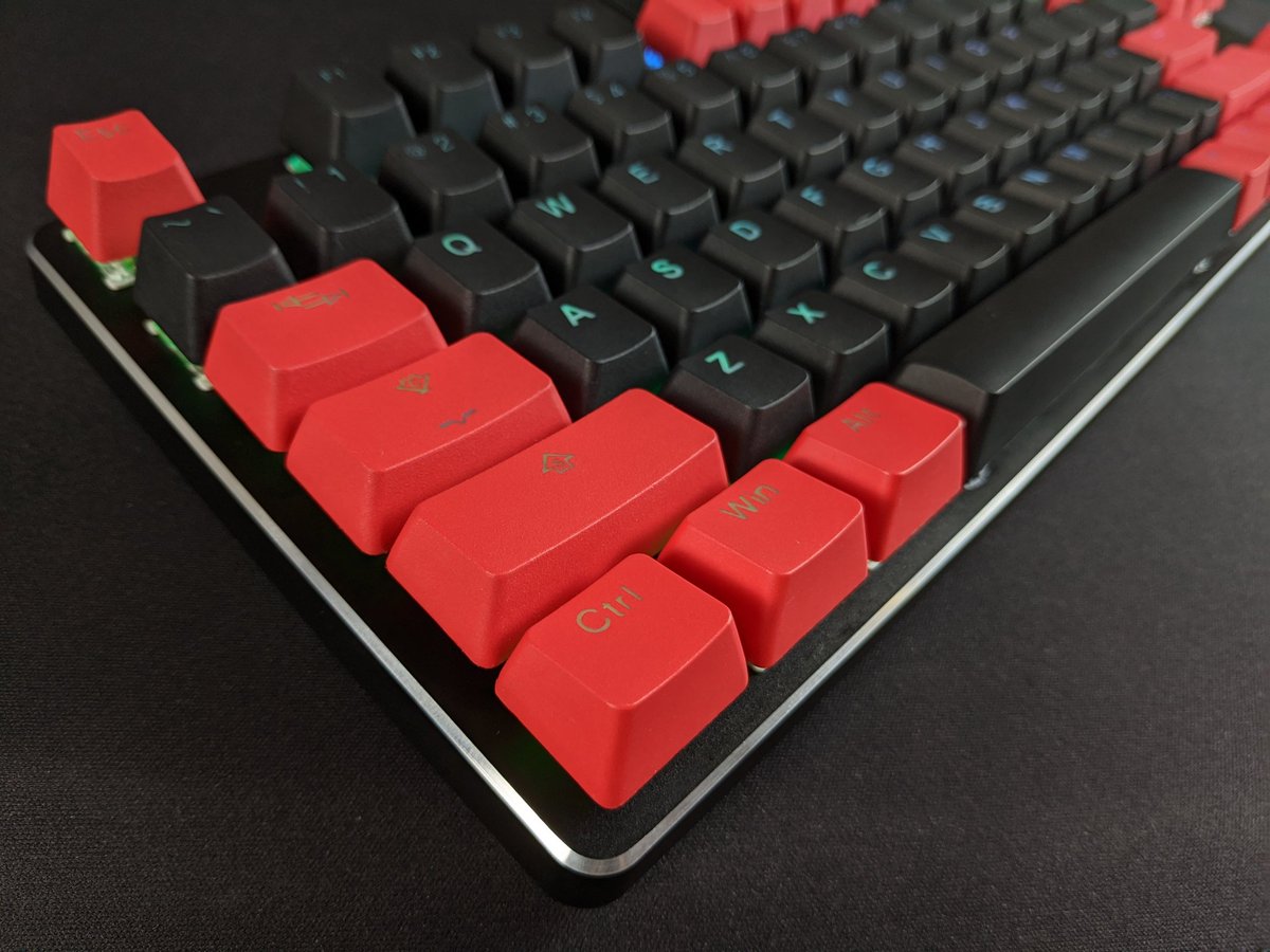 Os dejo unas fotillos del nuevo teclado de <a href="/rubentejo/">Tello</a>.

@GloriousPCGR GMMK keyboard ANSI de <a href="/COOLMODcom/">COOLMOD</a> con switches Gateron Yellow SMD lubricados y teclas <a href="/taihaokeycaps/">Taihaokeycaps</a> PBT rojas / negras retroiluminadas.