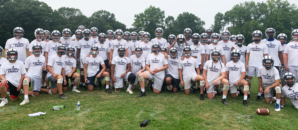 Coach Ferrandino shared this Spartan team photo.  “A Football Family” shirts donated to the team by Hall of Famer John Rothenberger.  Many thanks John!
wyofootball.com/2020/09/a-foot…