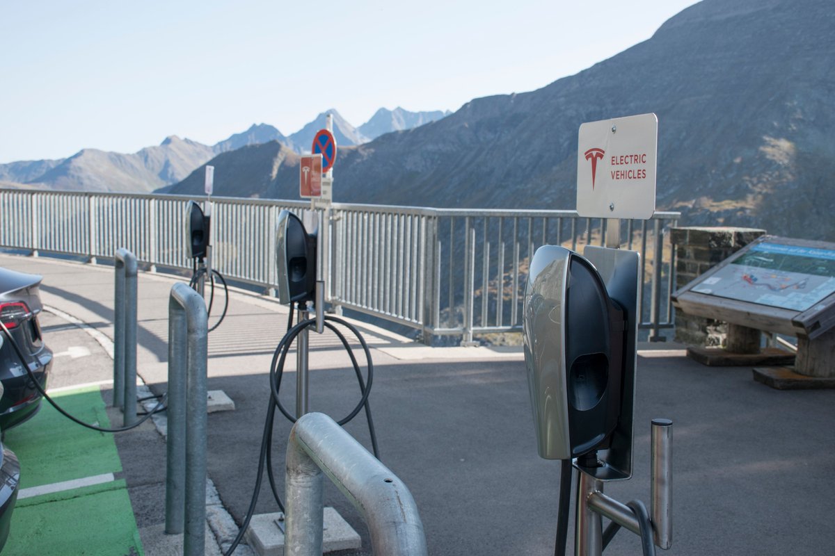 Arrival at the famous charging station near the glacier. Charging is free of course. 