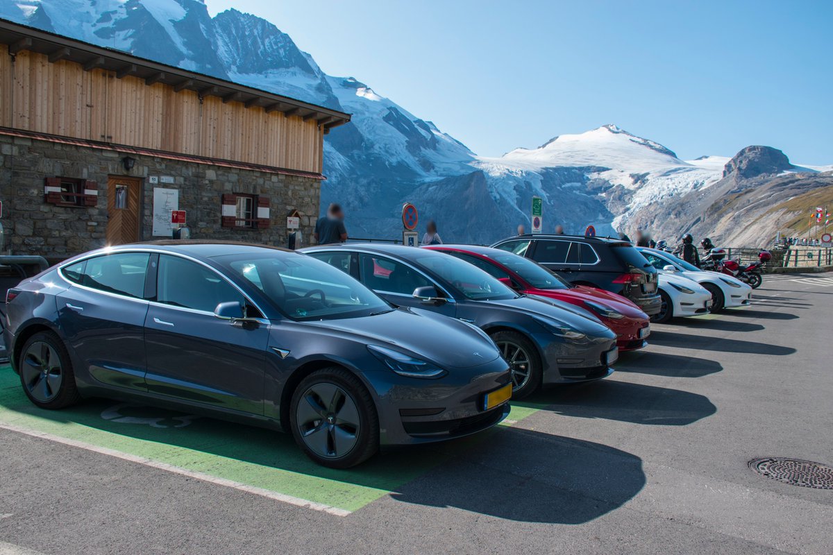 Arrival at the famous charging station near the glacier. Charging is free of course. 