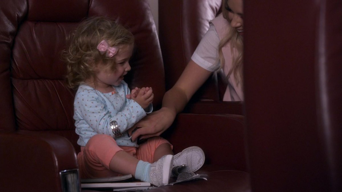 weblittleliars's tweet image. eu tenho certeza que você foi feito de idiota por essa cena.