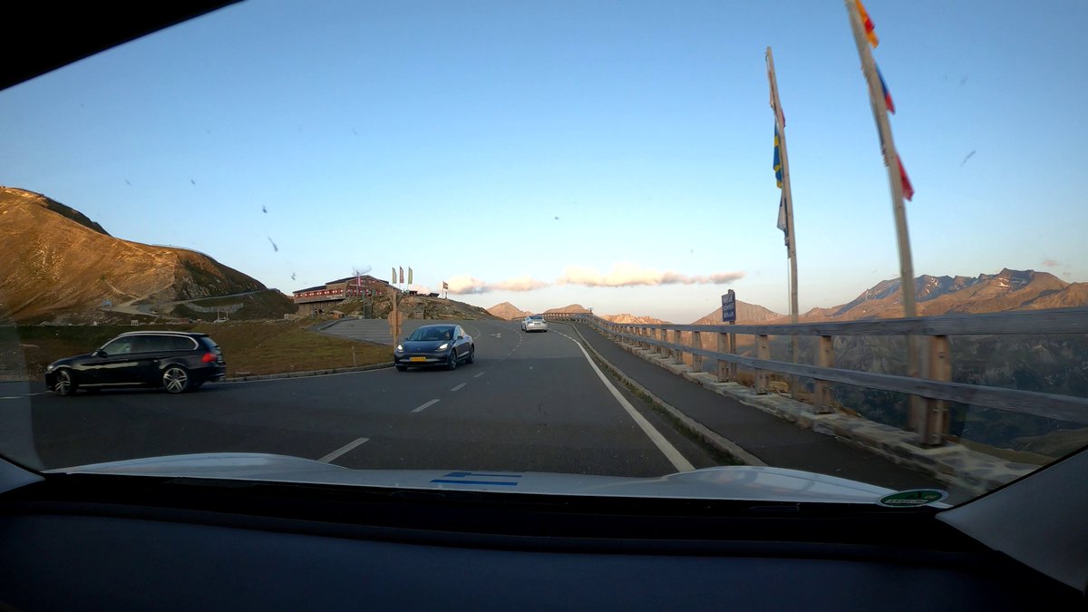 We decided to drive up the the old cobblestone road to the highest point of the road. The so called Edelweißspitze. (Dutch Model 3 drriver waving at us!)