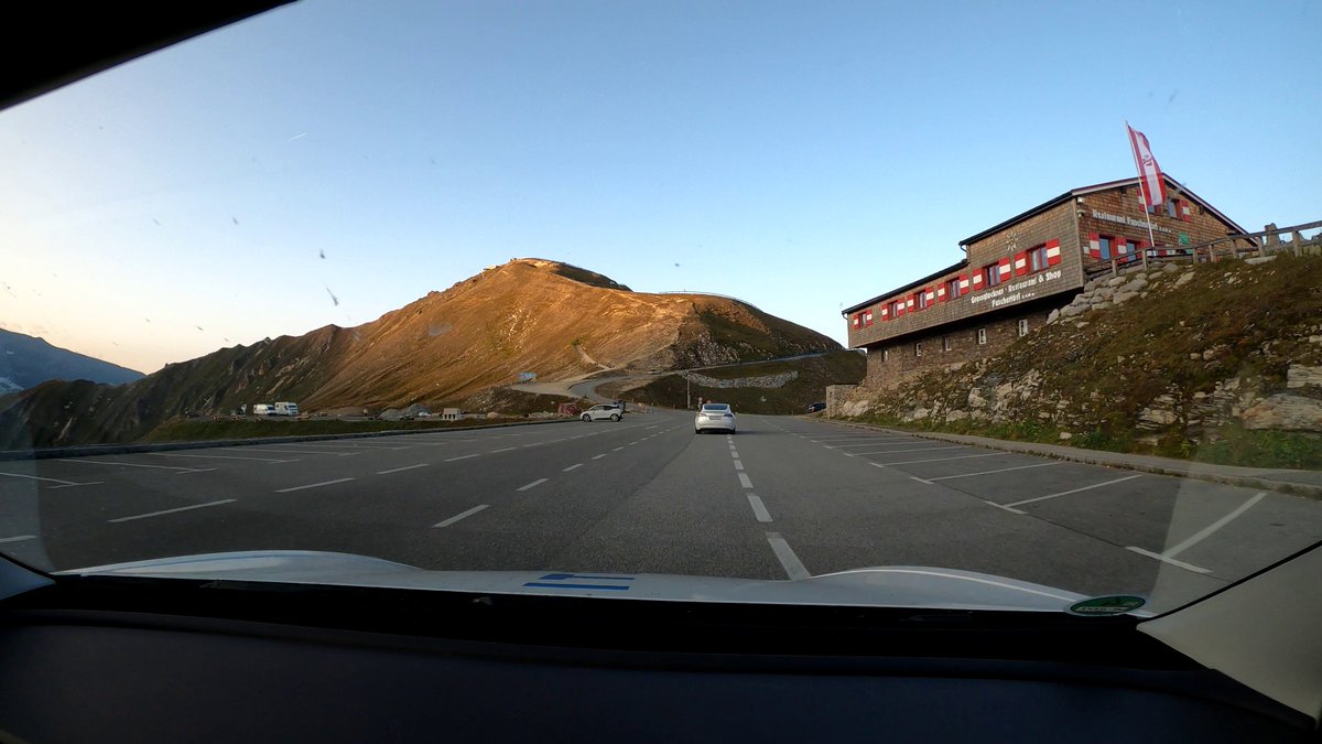 We decided to drive up the the old cobblestone road to the highest point of the road. The so called Edelweißspitze. (Dutch Model 3 drriver waving at us!)