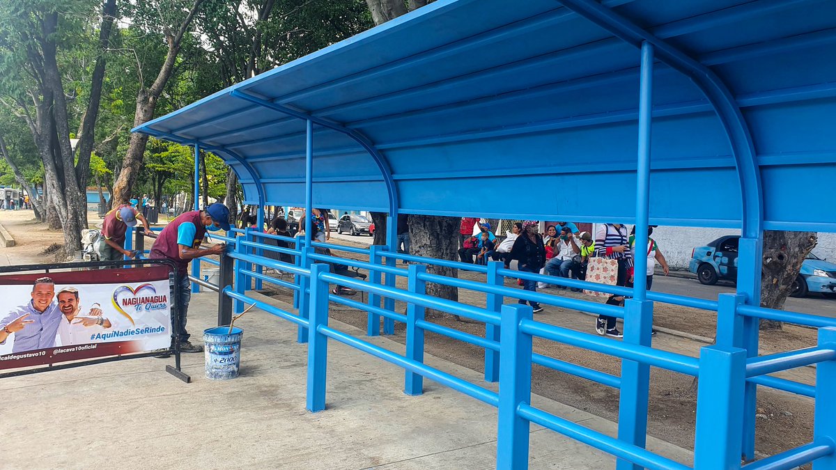 ggutierrezof's tweet photo. Seguimos desplegados a lo largo de la Av Universidad, con el operativo especial de embellecimiento de esta importante av. Pintura de brocales, aceras, fachadas, rehabilitación del alumbrado público y paradas de transporte público. @rafaellacava10 https://t.co/mitp7UJk3p