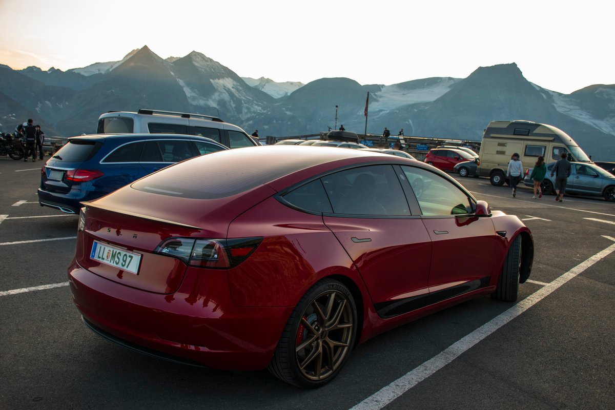 The red paint of  @spartacus Model 3 was really glowing in the last light of the day. 