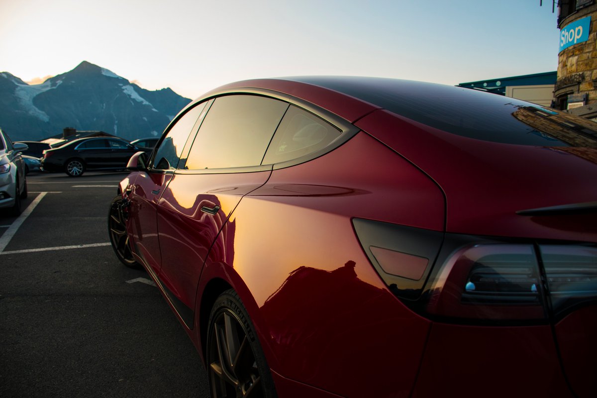 The red paint of  @spartacus Model 3 was really glowing in the last light of the day. 