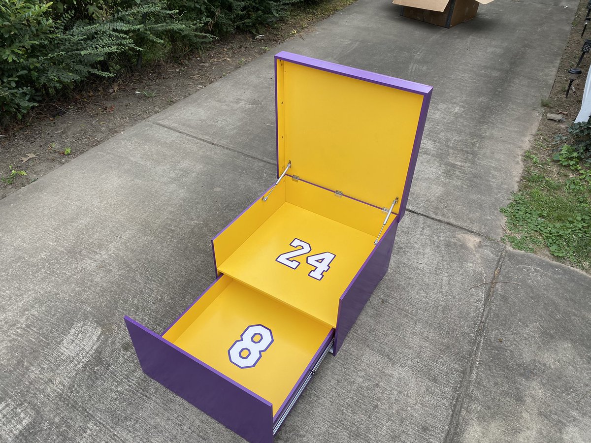 Icy__Bry's tweet image. Yetta boxes are custom made &amp;amp; can hold 10-16 pairs of shoes!
Yetta Boxes make the perfect anniversary, birthday, and Christmas gifts! Ask about yours today 🔥 
Retweet/ Like my next customer could be on your timeline 🤍 @BoxesYetta #LakerNation #ripkobe #MambaMentality