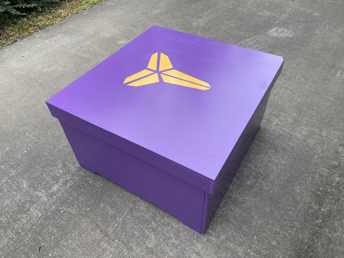 Icy__Bry's tweet image. Yetta boxes are custom made &amp;amp; can hold 10-16 pairs of shoes!
Yetta Boxes make the perfect anniversary, birthday, and Christmas gifts! Ask about yours today 🔥 
Retweet/ Like my next customer could be on your timeline 🤍 @BoxesYetta #LakerNation #ripkobe #MambaMentality