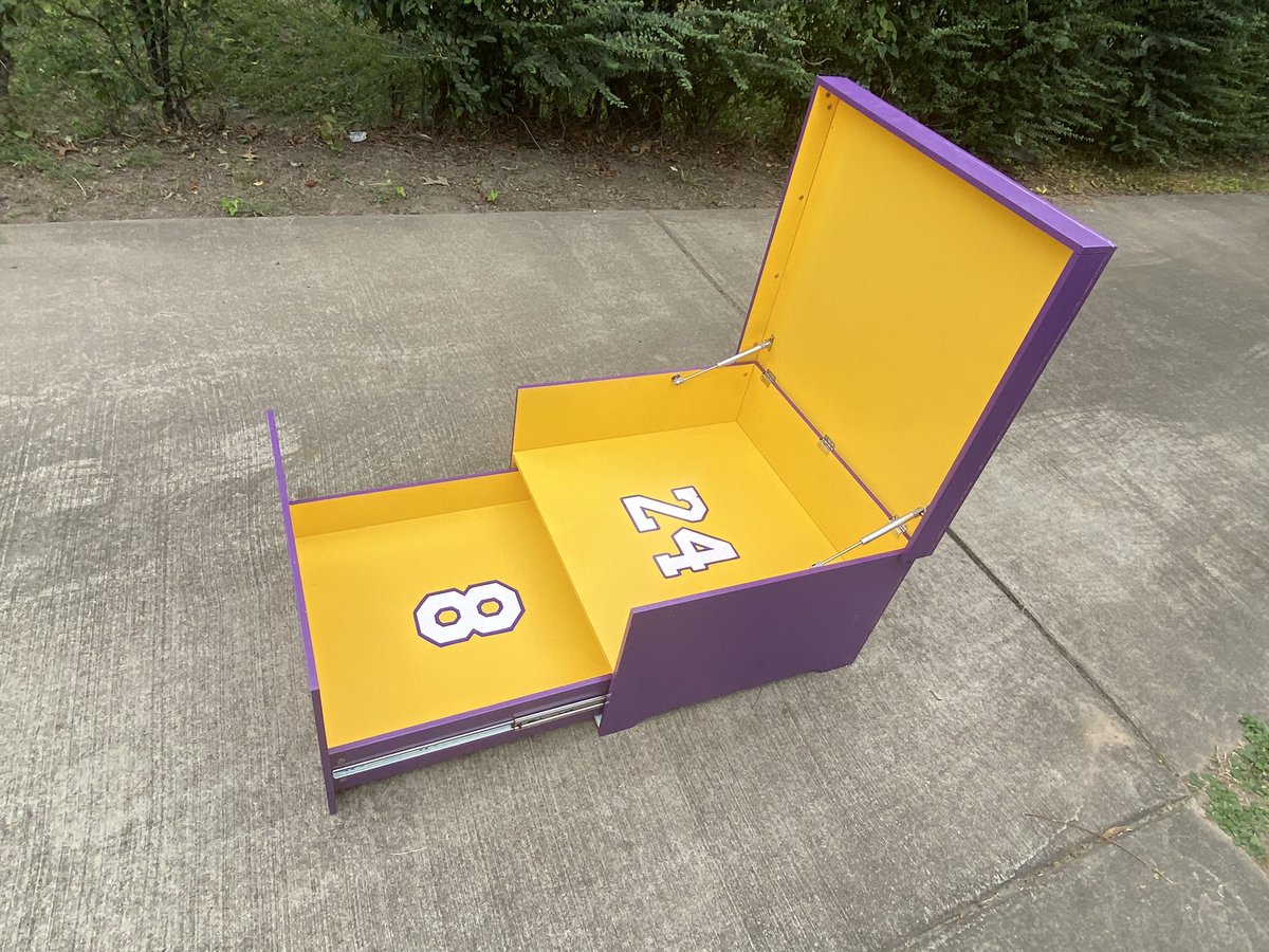 Icy__Bry's tweet image. Yetta boxes are custom made &amp;amp; can hold 10-16 pairs of shoes!
Yetta Boxes make the perfect anniversary, birthday, and Christmas gifts! Ask about yours today 🔥 
Retweet/ Like my next customer could be on your timeline 🤍 @BoxesYetta #LakerNation #ripkobe #MambaMentality