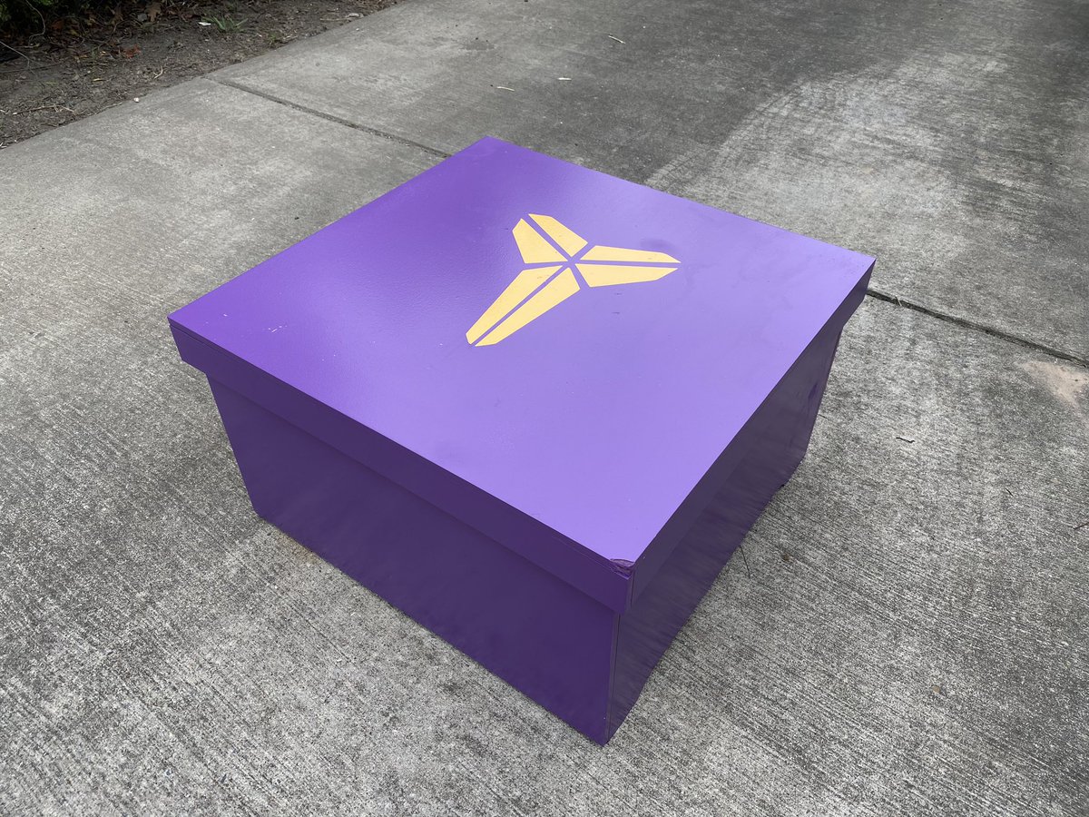 Icy__Bry's tweet image. Yetta boxes are custom made &amp;amp; can hold 10-16 pairs of shoes!
Yetta Boxes make the perfect anniversary, birthday, and Christmas gifts! Ask about yours today 🔥 
Retweet/ Like my next customer could be on your timeline 🤍 @BoxesYetta #LakerNation #ripkobe #MambaMentality