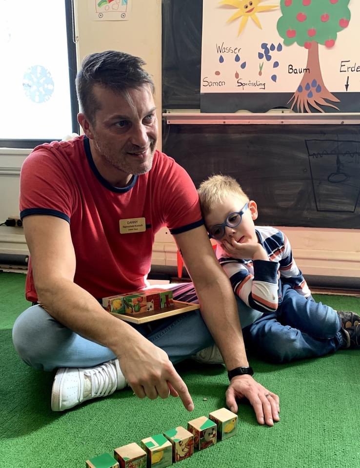 Dankhaus's tweet photo. Meet Danny Rahnefeld-Kratsch, our Kinderschule preschool instructor. From Monday through Friday, he follows his passion to teach our students grow into well-rounded German bilinguals in his care. #Kinderschule #DANKhaus https://t.co/PIzDcmnylx https://t.co/uzt3TPR5hW
