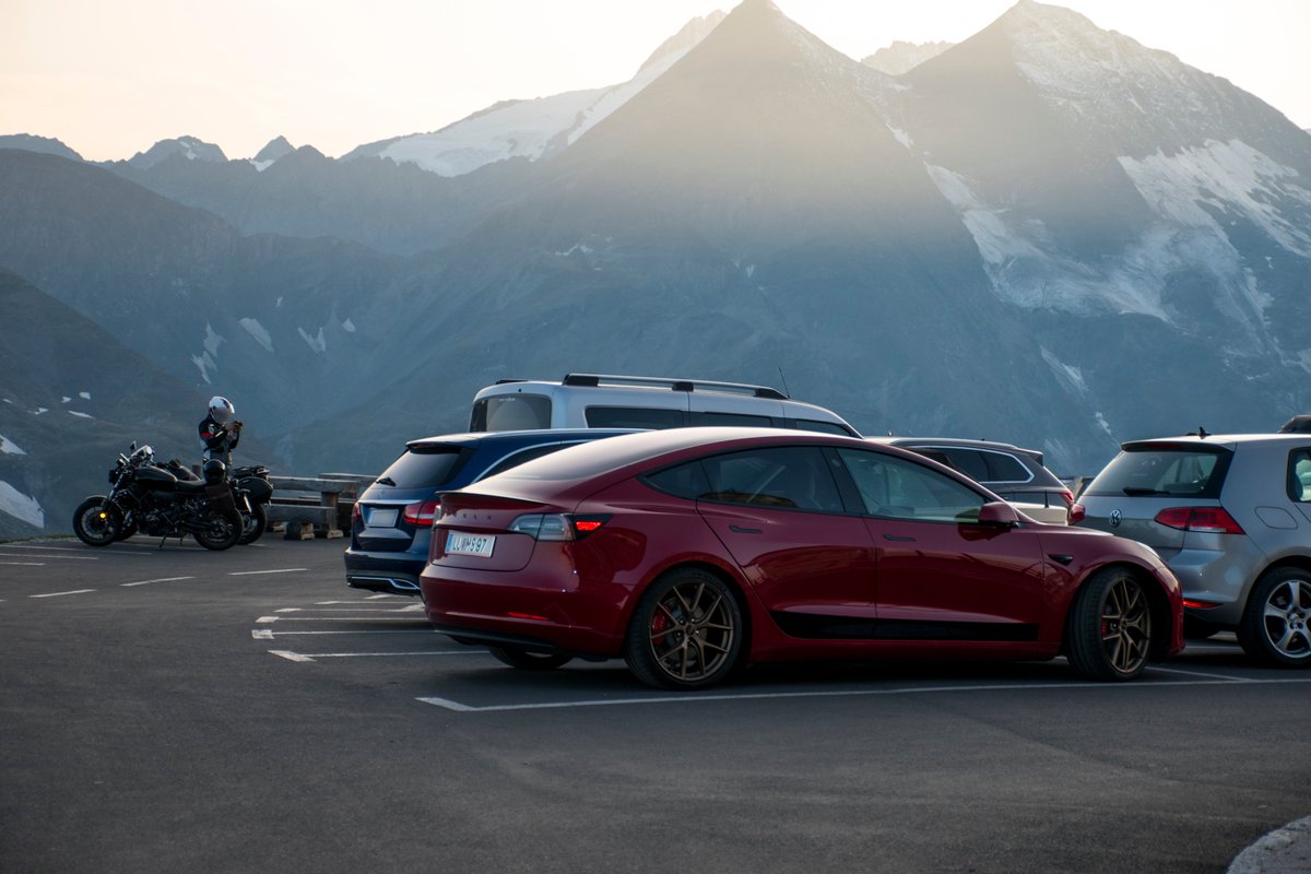 The red paint of  @spartacus Model 3 was really glowing in the last light of the day. 