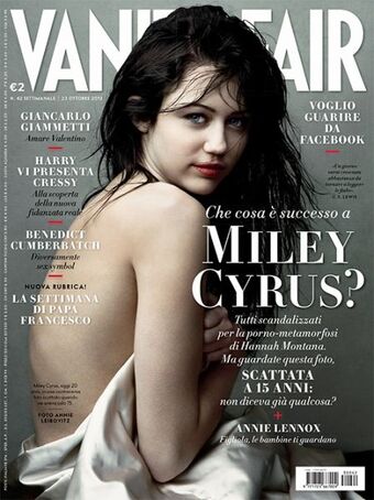 seguimos en 2008, miley hizo un photoshoot con vanity fair y los medios empezaron a acosarla y avergonzarla, 10 años después miley admitió que disney la obligó a disculparse y que las fotos eran artísticas, el problema era de los adultos que la sexualizaban con 15 años