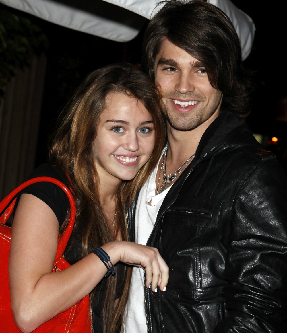 seguimos en 2008 miley con 15 años empezó a salir con justin gaston, modelo de ropa interior que tenía 20 años, adivinad a quien criticaron en la relación?? sii a miley una menor y no al chico mayor de edad que se supone que es suficientemente responsable de sus actos