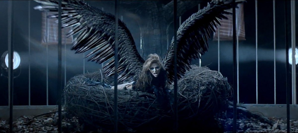 pasamos al 2010 un año muy movidito, nada más acabar de grabar hm forever miley sacó el videoclip de can't be tamed, el video y la canción son una metáfora de lo atrapada y controlada que se sentía trabajando desde sus 13 años y como quería la libertad de vivir y cometer errores