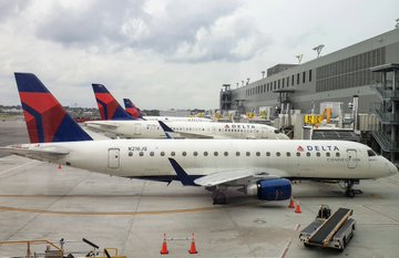 FlightsSmart's tweet image. A shout-out to 
@Delta
 for their very professionally handled COVID-era flights last week. I flew three sectors, one each in economy, comfort, and first class. Clean aircraft, social distancing and mask discipline maintained at all times, and highly professional and warm staff.