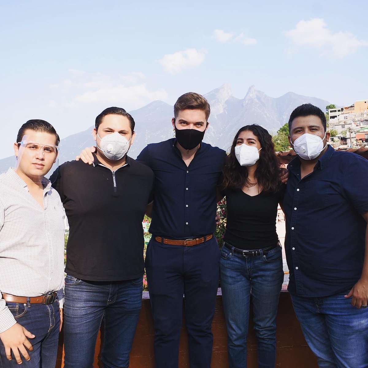 Alianza2030's tweet photo. Hoy más que nunca tenemos que estar unidos como mexicanos y apoyar a quienes más lo necesitan. Este fin de semana compañeros de Monterrey repartieron despensas en colonias de ese municipio como apoyo a la economía familiar. 
#Alianza2030 #Visión2030 https://t.co/tnBuLGOYfP