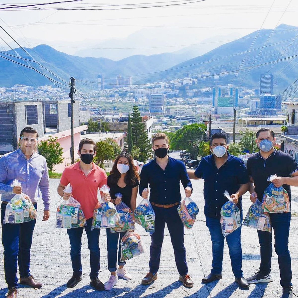 Alianza2030's tweet photo. Hoy más que nunca tenemos que estar unidos como mexicanos y apoyar a quienes más lo necesitan. Este fin de semana compañeros de Monterrey repartieron despensas en colonias de ese municipio como apoyo a la economía familiar. 
#Alianza2030 #Visión2030 https://t.co/tnBuLGOYfP