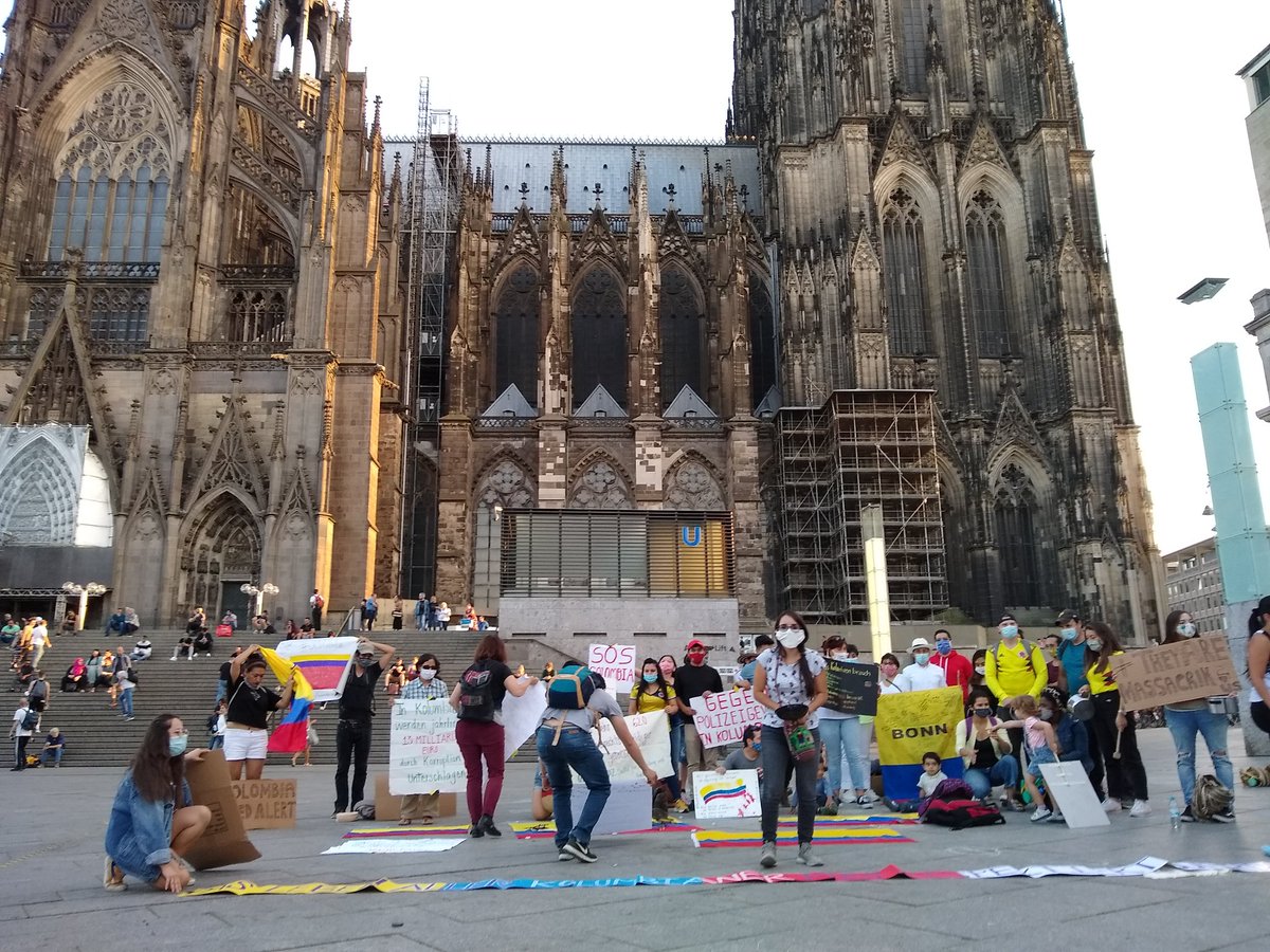 DonIzquierdo_'s tweet photo. Esta fotografía desde Alemania debería ser viral.🇨🇴🇩🇪 #ParoNacional21S https://t.co/zPvZWk2E6g
