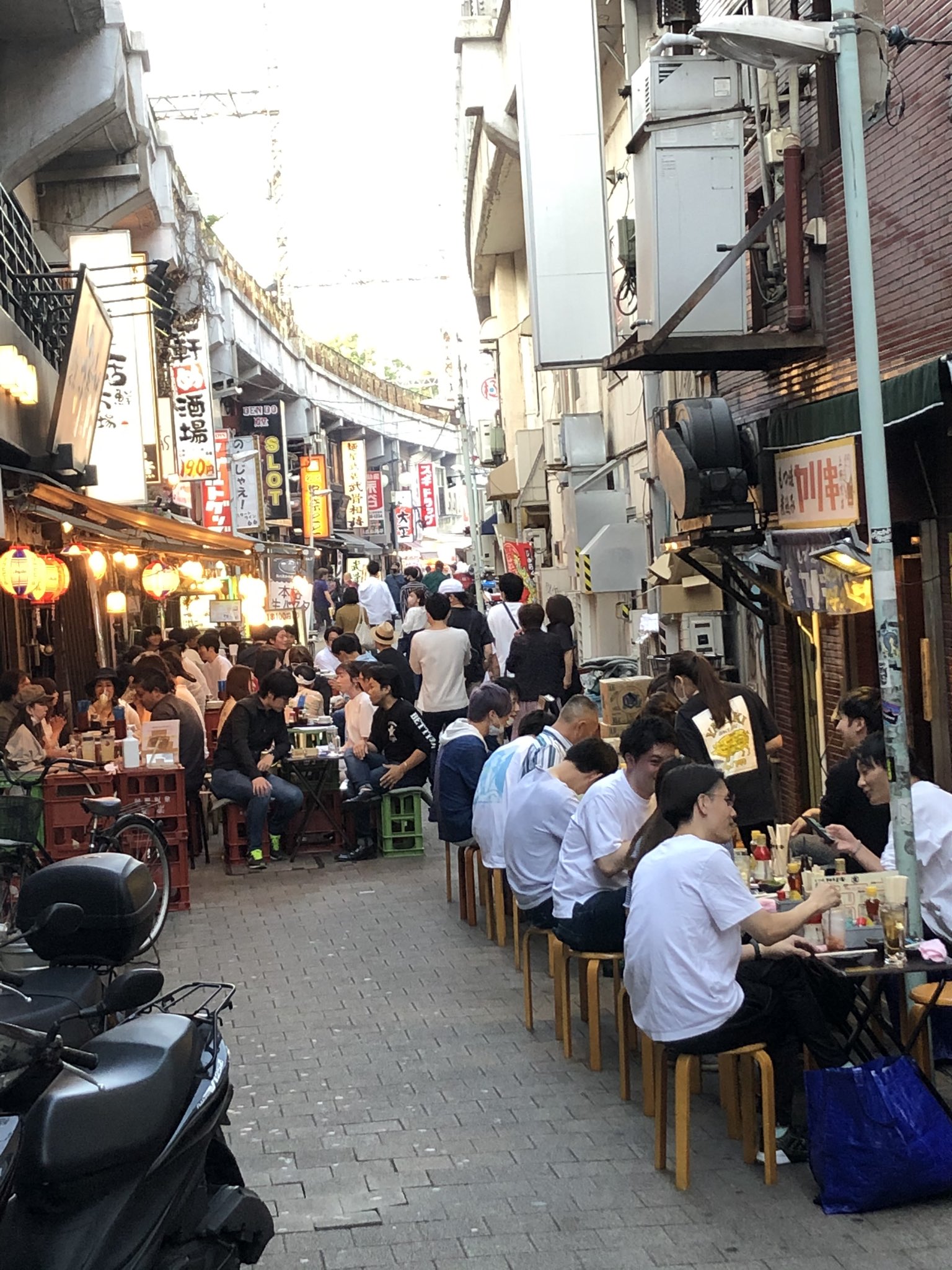تويتر ｒ奉行 على تويتر 上野アメ横の一杯飲み屋街は 良く言えば大盛況 悪く言えば密で危険 厳密にいうと密になってるのは軒先だけで 店内はスカスカ でも大声出して飲んでるし 危険な感じ 上野 アメ横 密です せんべろ T Co Gtpbhek2em