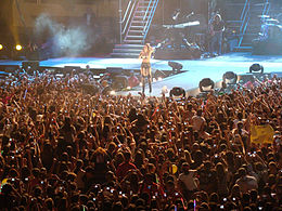 terminando el 2010 hablemos del gypsy heart tour, miley recibió tanto odio en usa, su propio país, que llegó a decir que no se merecían tener ni gira ni una canción como party in the usa (húndelos) y decidió ir a lugares donde solo recibía amor y acabó con el sold out en ESTADIOS