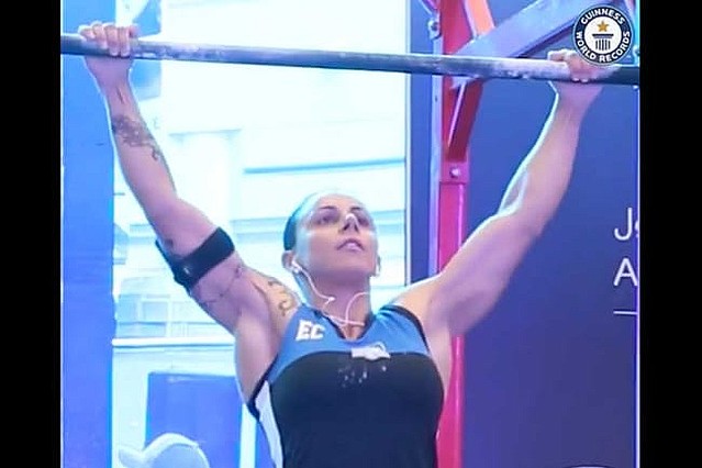 livedoornews's tweet photo. 【超人】24時間で懸垂3737回、豪州女性をギネス認定
https://t.co/Y4KDK5ySvF

女性は他にも、「24時間で最も多くの拳立て伏せをした女性（9241回）」などの記録がギネスに認定されている。 https://t.co/1F4cT97Wah