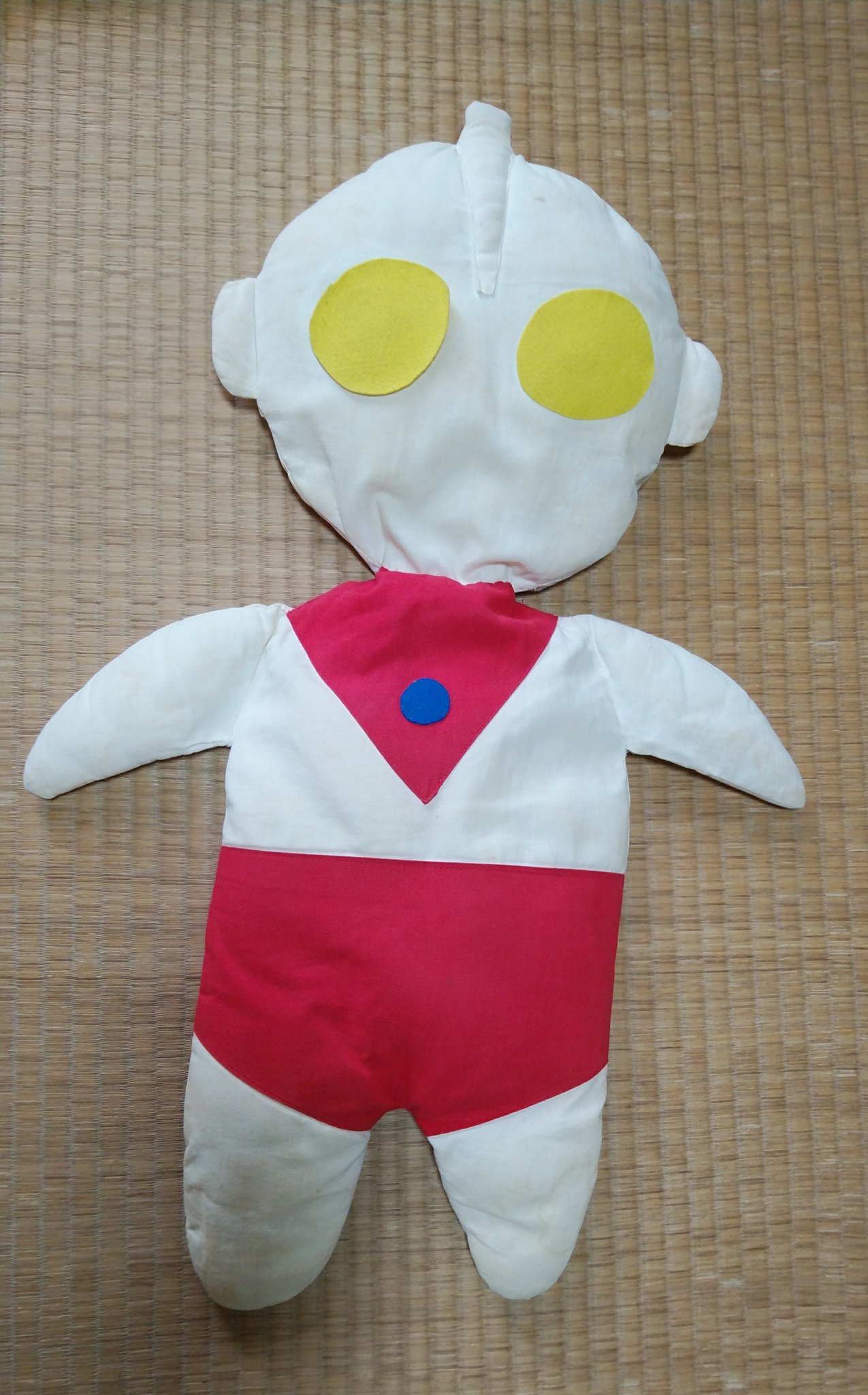 豆柴ジャック 子供達が小さい頃作ったウルトラマンの枕 当時ウルトラマンm78劇場ってアニメにはまってたから見ながら作ったんだ 他にもピングーやスライムやカオナシとかいろいろ作ったんだけどなんとなくこの子だけ残ってる シミだらけだけど押入の主ヽ