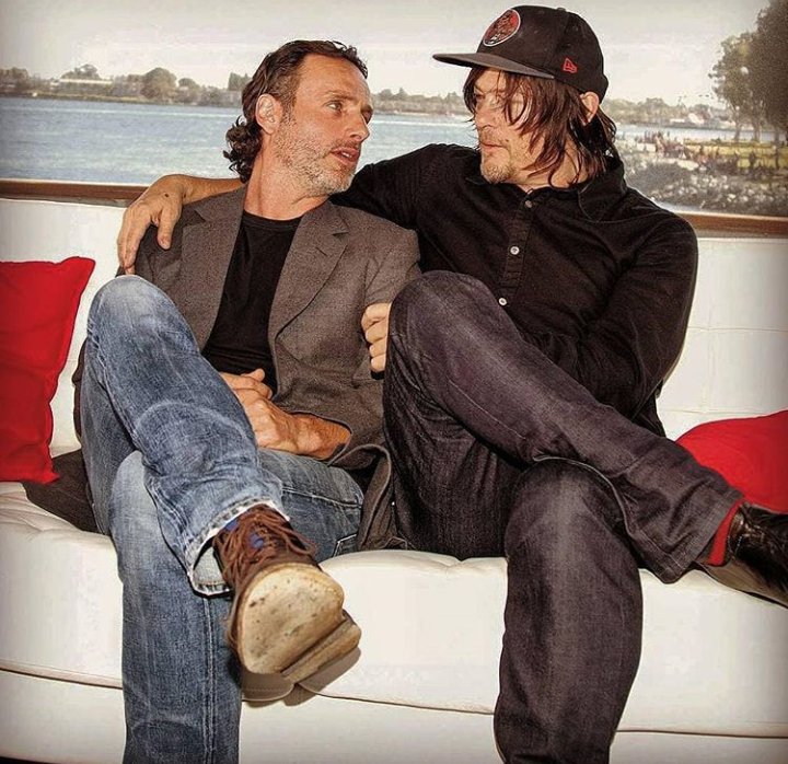 Farfadette12's tweet photo. Los extraño 😭 #Rickyl #Leedus #TheWalkingDead ♥️ https://t.co/7yvIaqpZsa