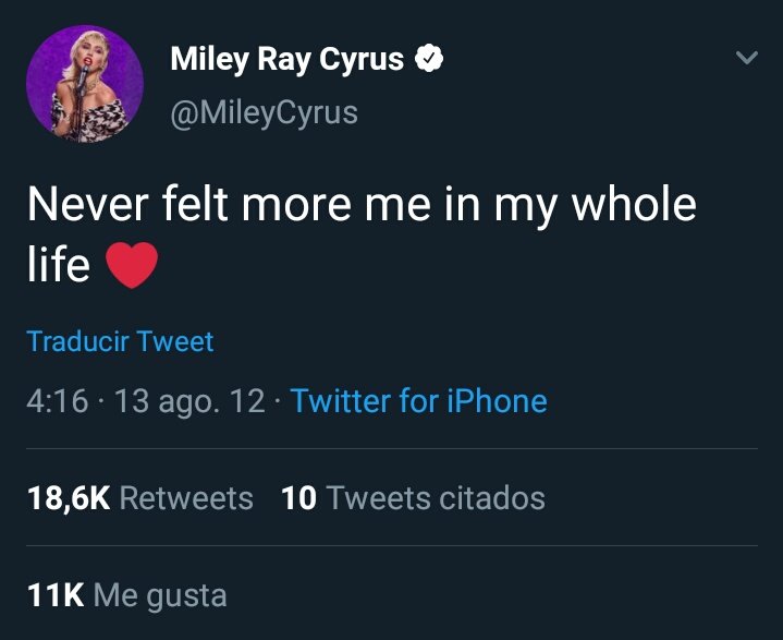 solo con leer estos tweets y lo feliz que estaba me duele como el mundo no podía dejarla vivir feliz por un simple CORTE de pelo, miley ya dijo que disney no la dejaba cortarse el pelo y en 2008 dijo que algún día se lo cortaría así y lo cumplió