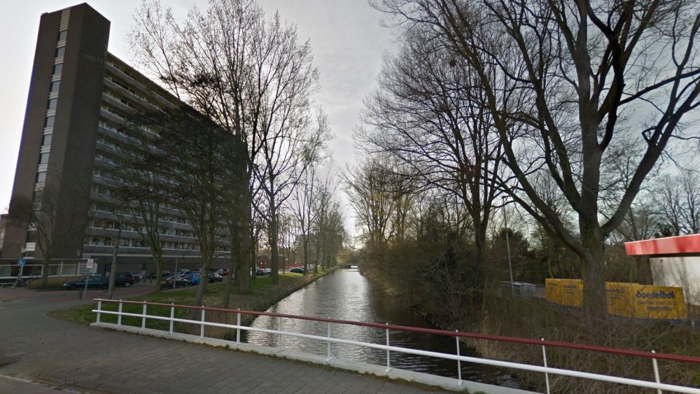 Politieonderzoek na redding drenkeling in Alkmaarse sloot, slachtoffer gereanimeerd: ALKMAAR -