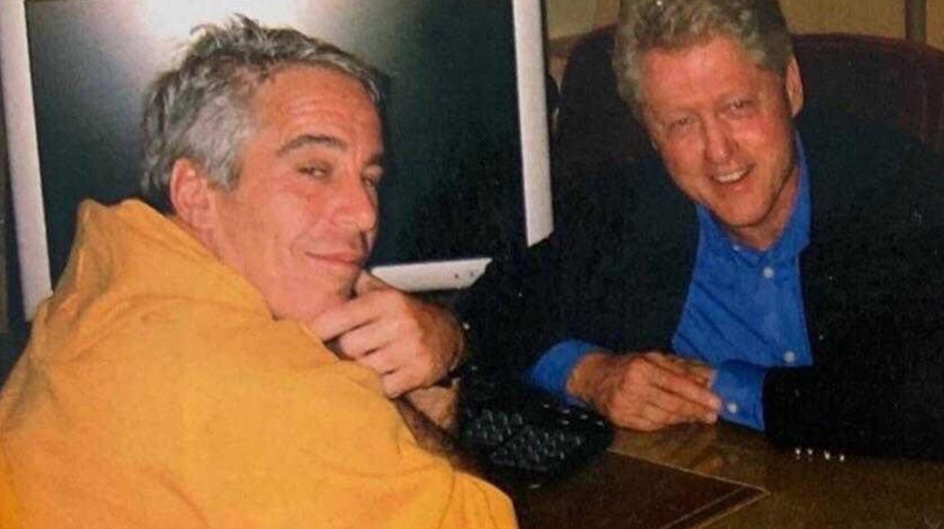 HotFarandula's tweet photo. 3-Bill Clinton: ex presidente de Estados Unidos y el hombre a quien mas daño en el mundo le ha hecho el sexo oral. Era el socio y mas cercano amigo de Jeffrey Epstein https://t.co/NzE6ZGQfyZ