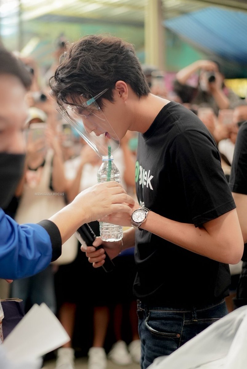 MewGulfFocus's tweet photo. 220920 | น่ารักมาก ไม่ไหว 🥺

#GojekxMewGulf
#MewGulfxGojekThailand https://t.co/KMi9woD74g