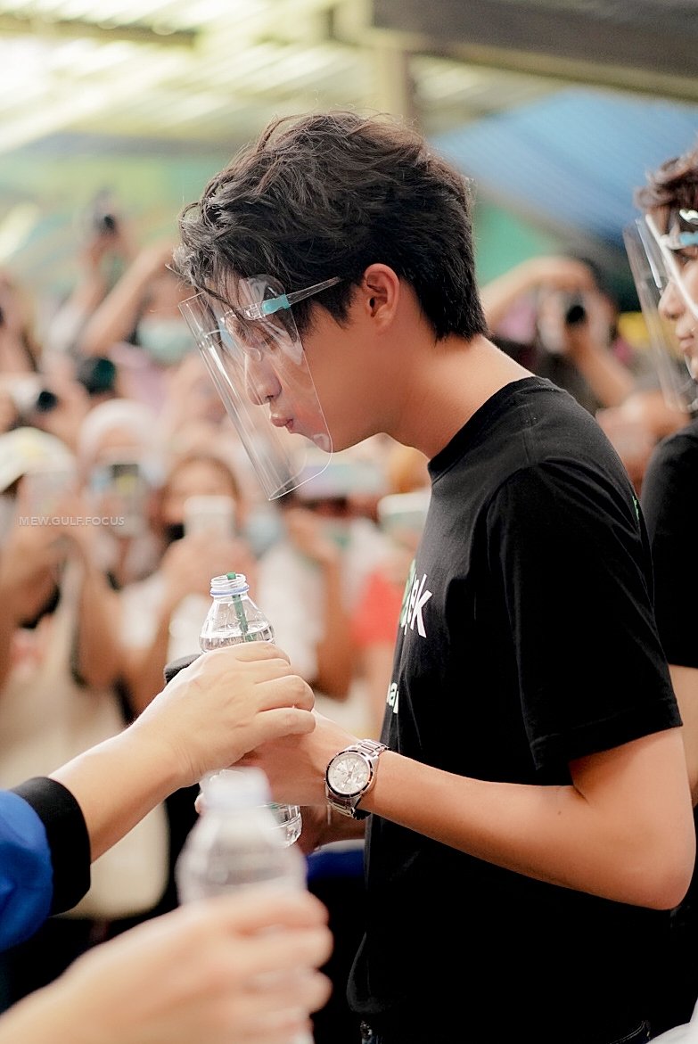 MewGulfFocus's tweet photo. 220920 | น่ารักมาก ไม่ไหว 🥺

#GojekxMewGulf
#MewGulfxGojekThailand https://t.co/KMi9woD74g