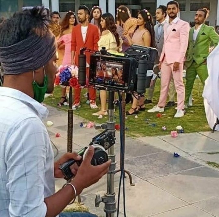 And, we were right, it was a new project. The next day we got these pics but were still confused if it a song shoot or an ad. Who the singer/actor is.