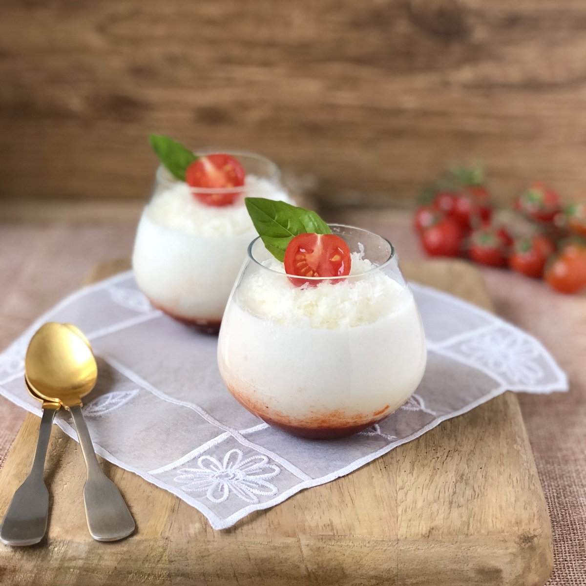 🌟 PANNA COTTA DE PARMESANO CON MERMELADA DE TOMATE 🌟 La receta es de las más sencillas que puedes hacer y te permite dejarla preparada el día de antes. La receta en irenecocinaparati.com/panna-cotta-de… #pannacotta #parmesano #queso #cheese #receta #FotoDelDia