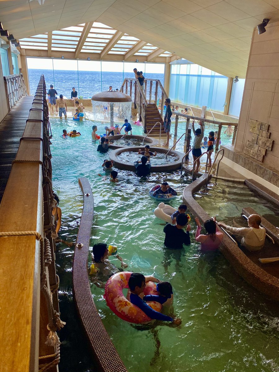 あぴぽ 伊東はサンハトヤがすごい良かった 海底温泉もいいし伊東の花火大会ホテルから丸見えだったし 何より子連れにはこの本格的なプール 屋外もあり がついててパラダイス 侮れない 隠れスポットの蝋人形の館も怪しさ満載 入ればインパクト大で