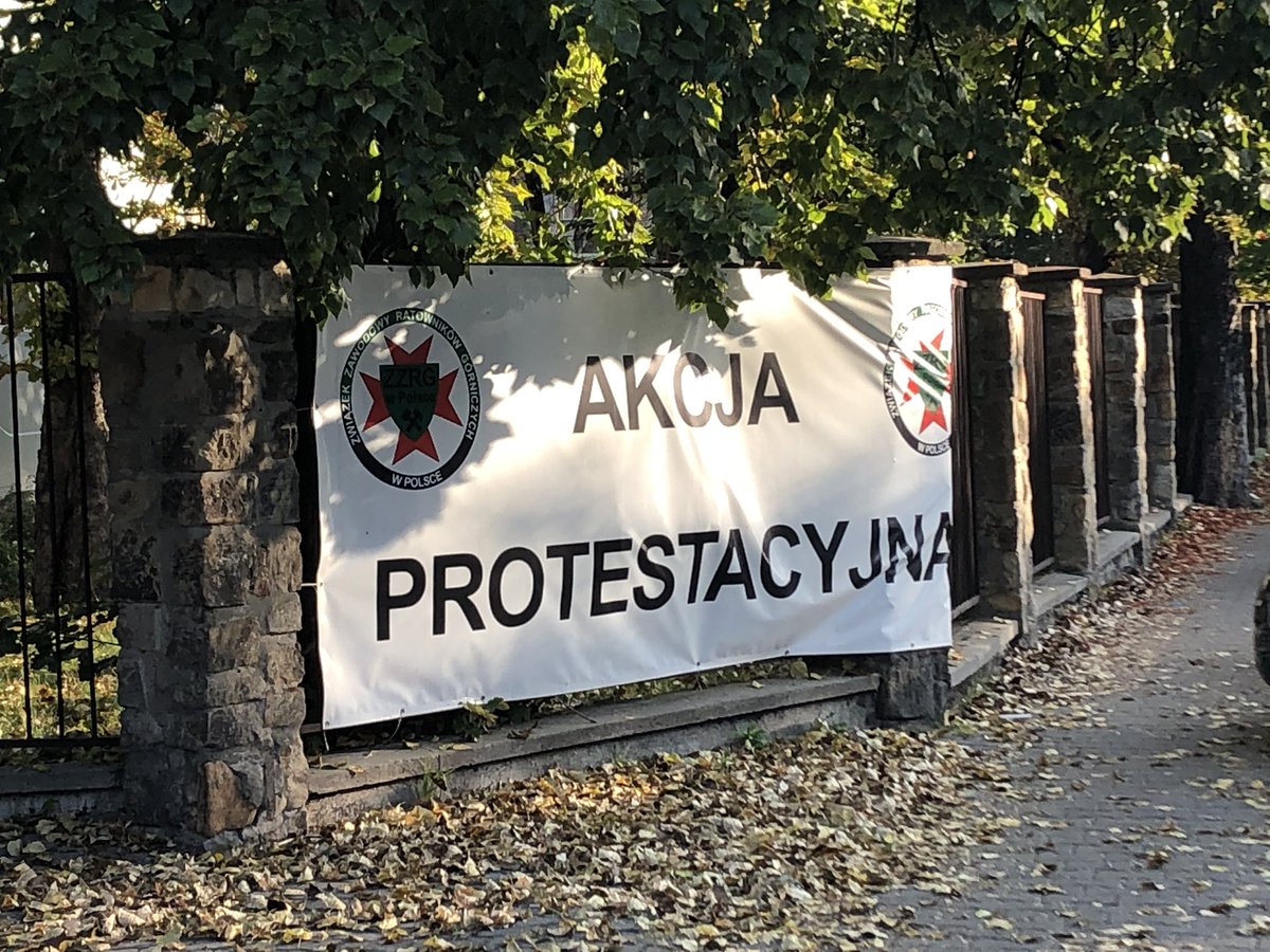 Górnicy z kopalni #PiastZiemowit dołączyli do podziemnego protestu.  Łącznie w #PGG protestuje już 110 osób. Do Katowic przyjeżdża dziś delegacja rządowa na rozmowy ze związkowcami. Początek o 13.00 <a href="/Solidarnosc_kat/">Solidarność Katowice</a> <a href="/BiuroPrasowePGG/">Polska Grupa Górnicza S.A.</a> <a href="/RMF24pl/">Fakty RMF FM</a>