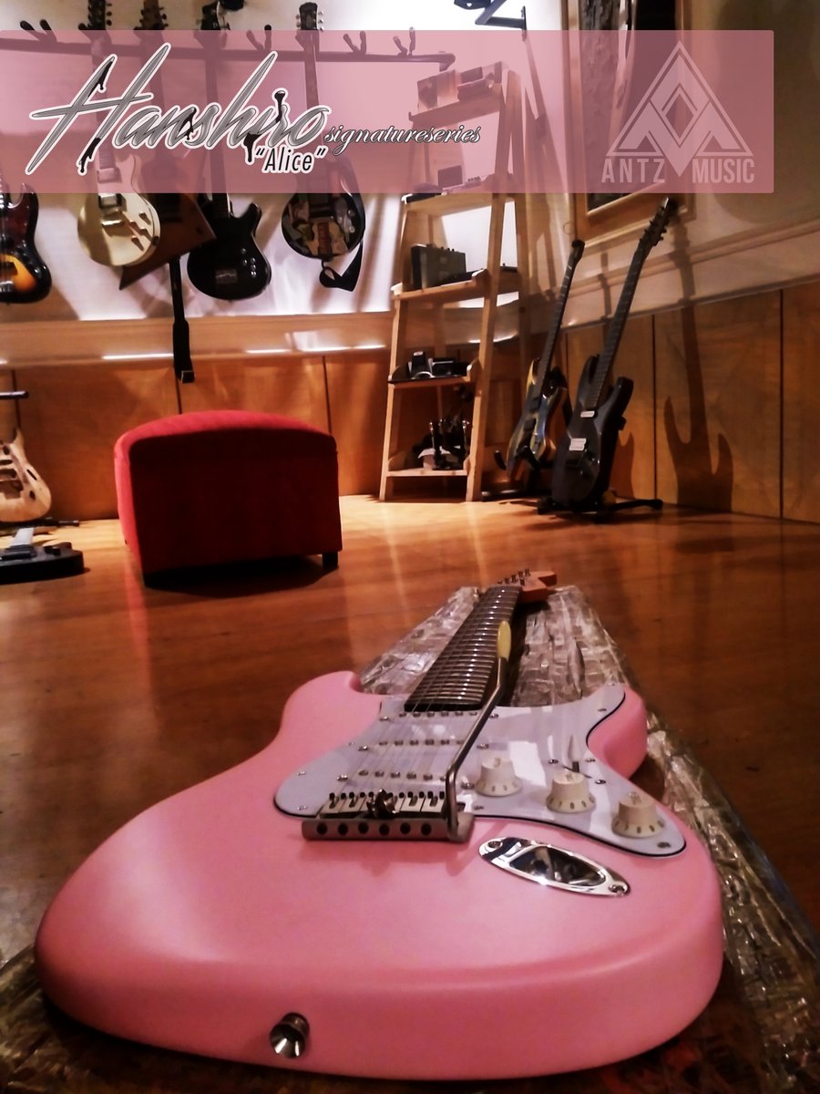 HANSHIRO SIGNATURE CUSTOMSHOP
#DONE
#onprocess
#fakyuluthier2020
#antzmusicmalang
<<<info/spec/order >>>
ANTZMUSIC_MLG
jl.kalpataru no : 19 MALANG JAWATIMUR
call/sms/whatapps wa.me/628179654726
#Guitars
#electricstring
#electriguitars
#artistseriesguitar
#fakyuluthier2020