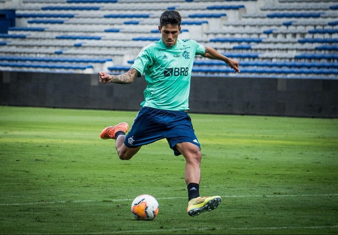 PausDoFut's tweet photo. É perceptível que o Pedro não tem apenas um queixo grande #PausDoFut https://t.co/xnhUwxDxKh