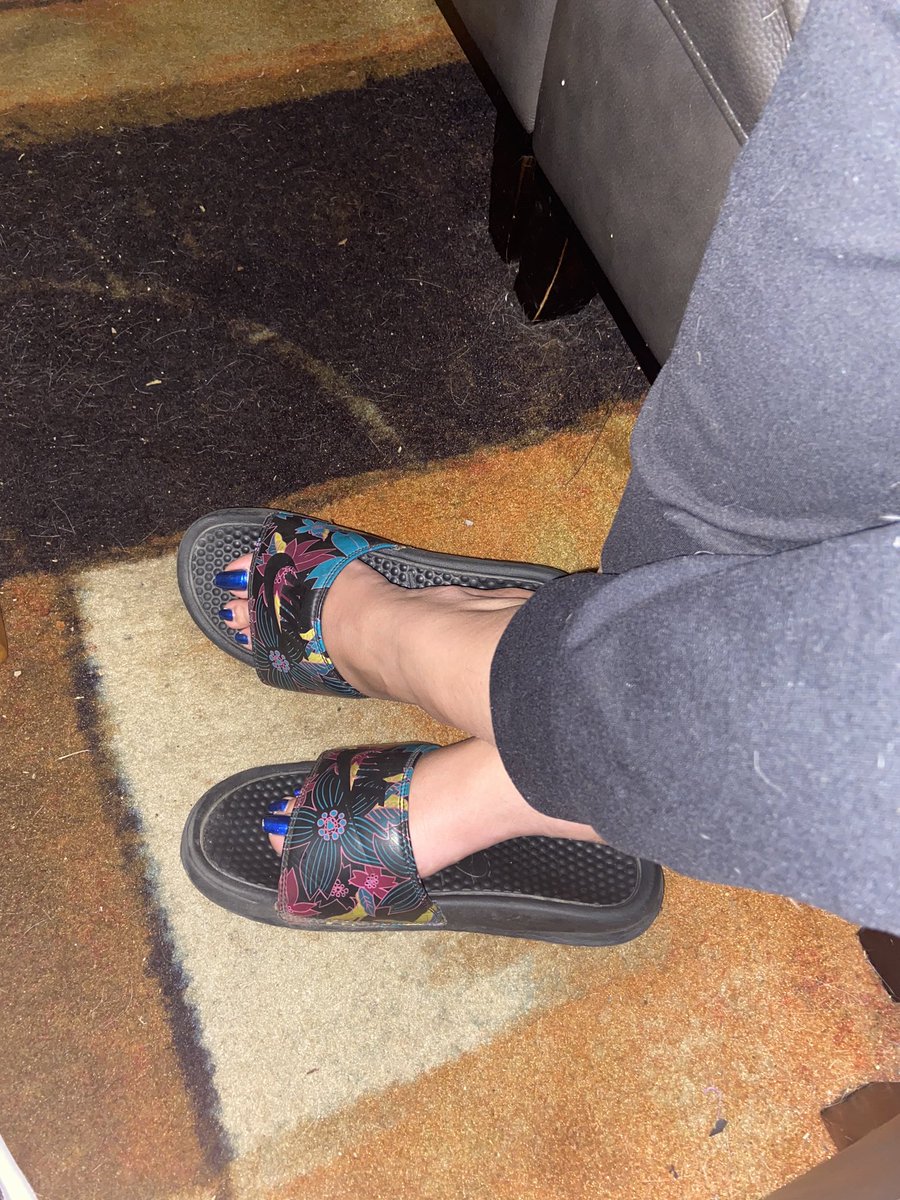 AustinFootQueen's tweet photo. Our neighbor invited us over to watch the #mondaynightfootball game! ๐ of course my man snuck some shots in! ๐๐๐
#slides #prettyfeet #feet #sandalfeet #pedicuredtoes #bluetoes #colorfultoes #candidfeet #footfetishcommunity #footqueen https://t.co/DJV6n8EEHz