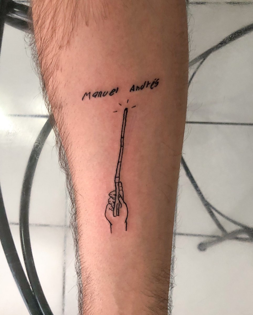 Me hice mi primer tatuaje en memoria de mi sobrino fallecido. Seguro ha de estar emputado conmigo porque le daba pena con sus amigos que supieran que le gustaba Harry Potter. Ni modo ya lo descubrí. Lumos ✨