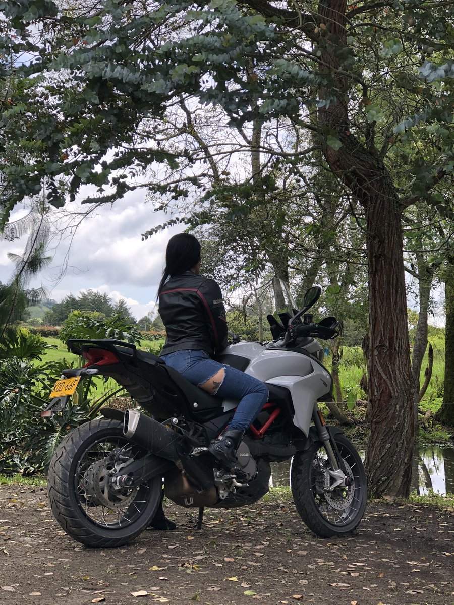 Disfruta el camino ; de eso se trata la vida!🙌🙏🏻❤️ 
@endurolandia @ducaticolombiaoficial 
.
.
.
#ducati #multiestrada #ducatimultistrada950s  #ducati950 #touring #ducaticolombia #andyreyy #ontwowheels #andyreyymotos