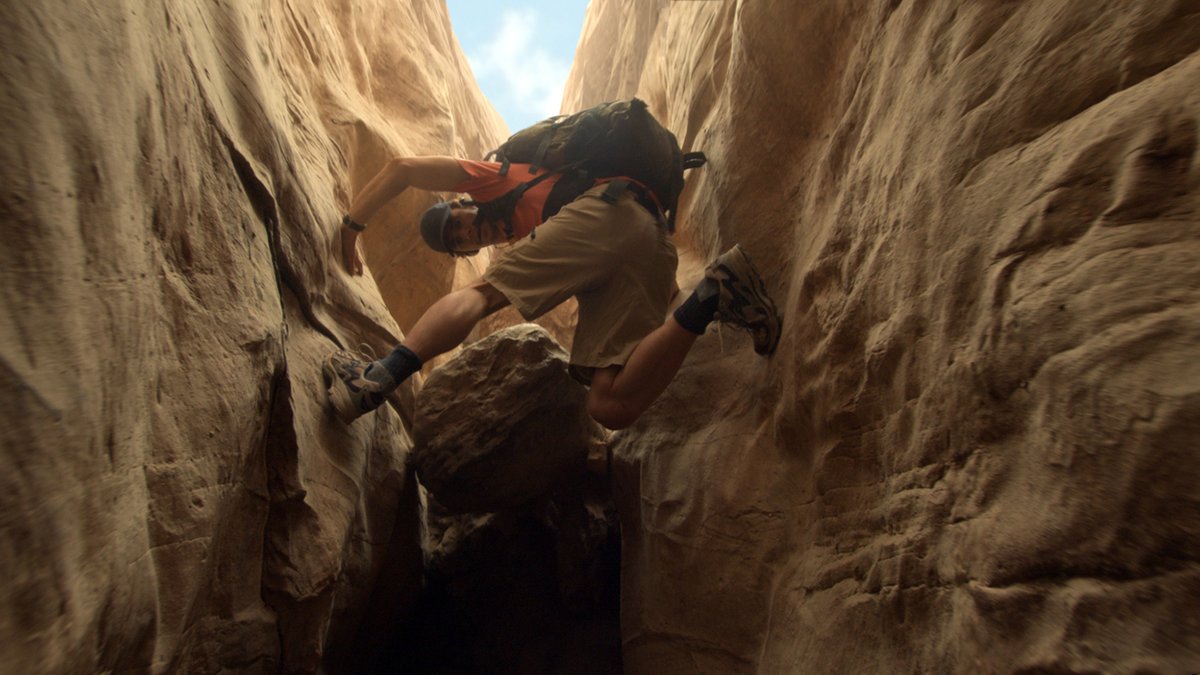 Inspi 正解はダニー ボイル監督作 127時間 10 でした 登山家アーロン ラルストンの自伝を原作としたサバイバル ドラマ作品 事故により谷底で身動きが取れなくなってしまった青年が究極の選択を迫られる姿を描く 脱出シーンのエグさが半端じゃ