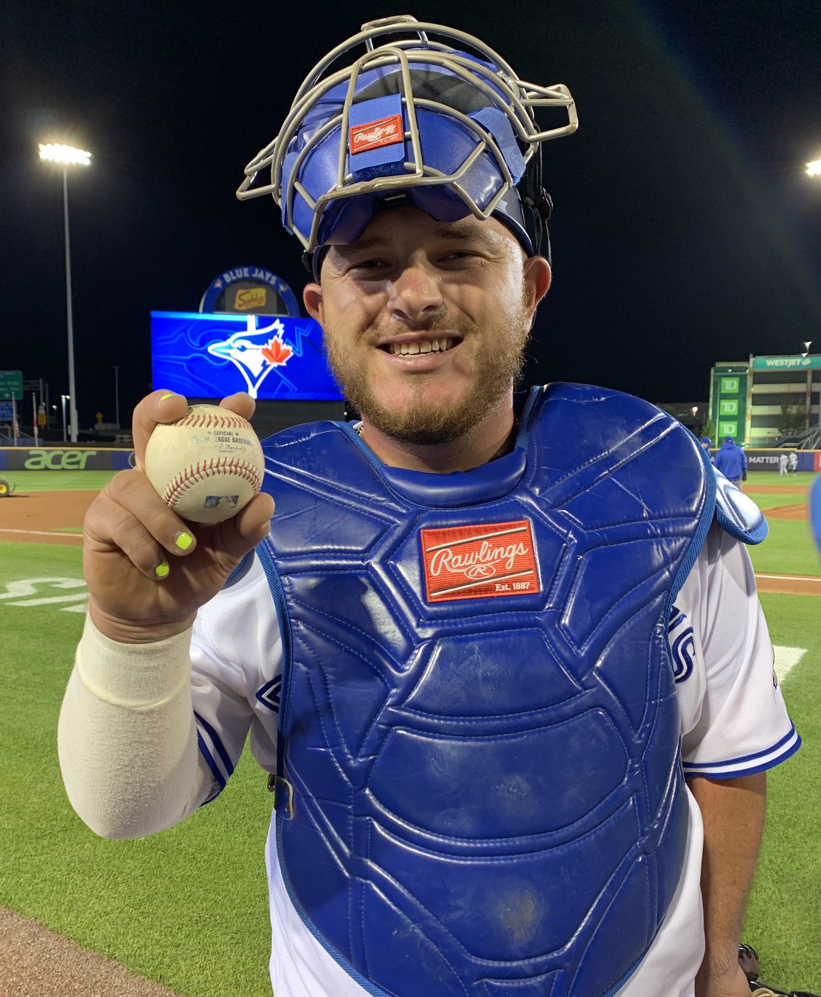 Kirk posa con la bola de su primer cuadrangular en las Ligas Mayores.